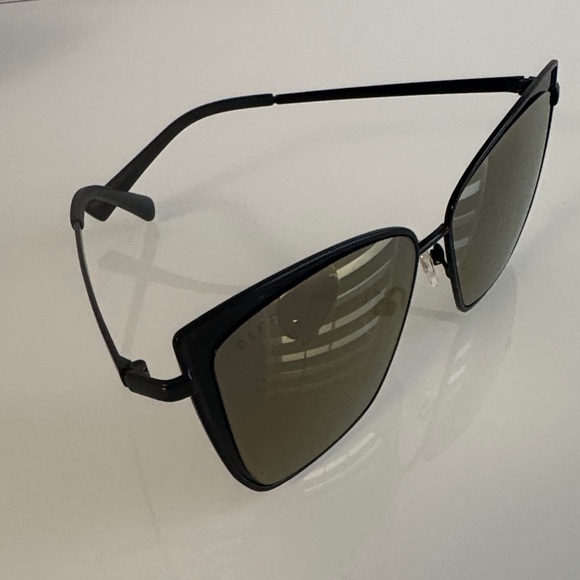Diff Eyewear Black Cat-Eye Sunglasses
